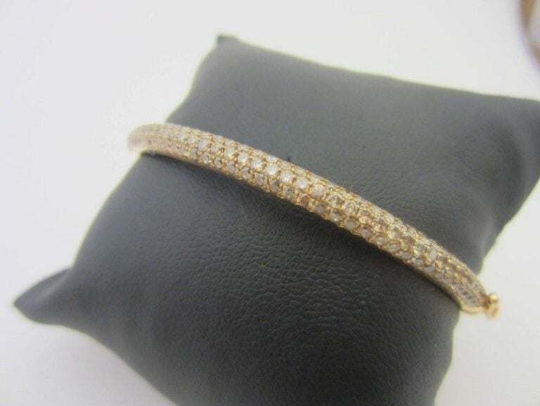 BRACELET jonc en or rose (750 millièmes) partiellement pavé de diamant