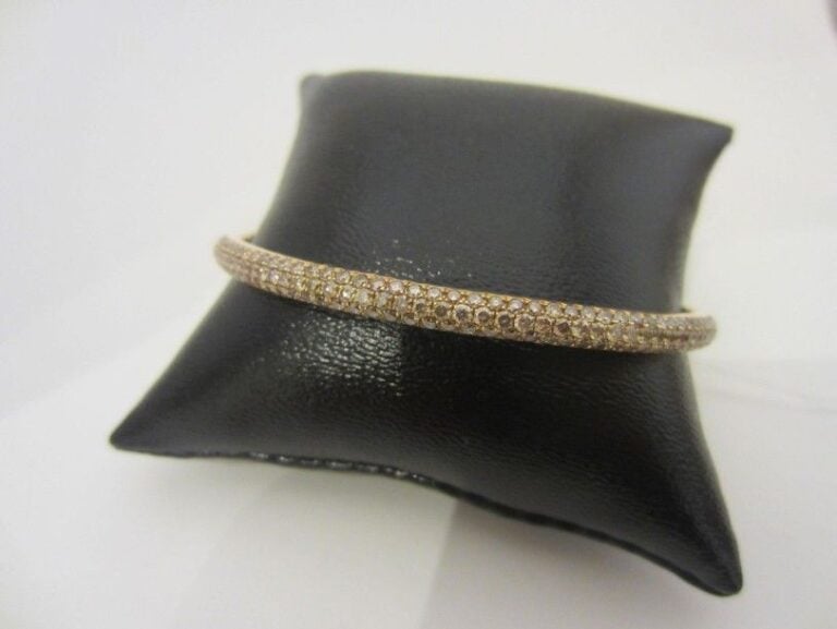 BRACELET jonc en or rose (750 millièmes) partiellement pavé de diamants FANCY BROWN taille brillant Diam: 17 cm env