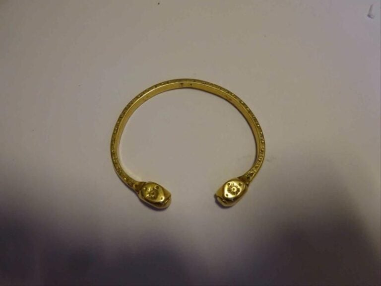 Bracelet jonc ouvert en or jaune 18K (750°/00) à décor gravé de pastilles et de soleil