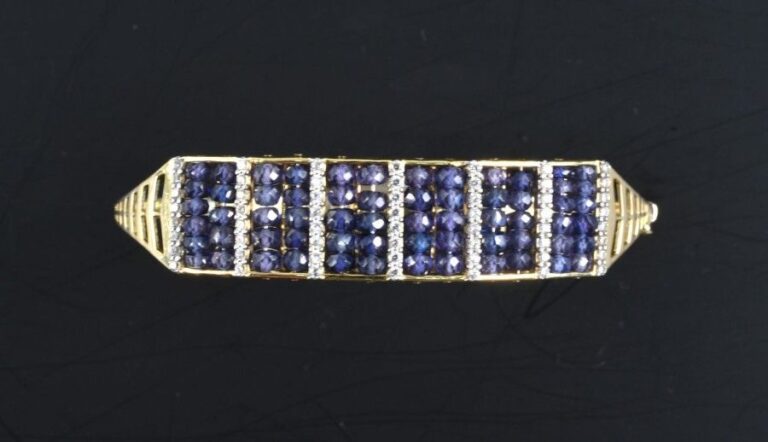 Bracelet jonc ouvrant en or jaune 18K ajouré, orné de rangs de perles de saphirs facettées alternés de rangs de pierres blanche