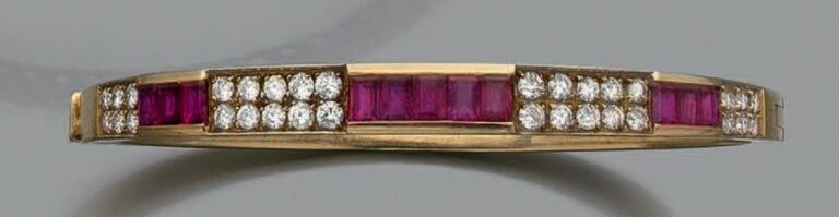 BRACELET jonc ouvrant en or jaune (750 millièmes) serti de rubis calibrés alternés de diamants taille brillan