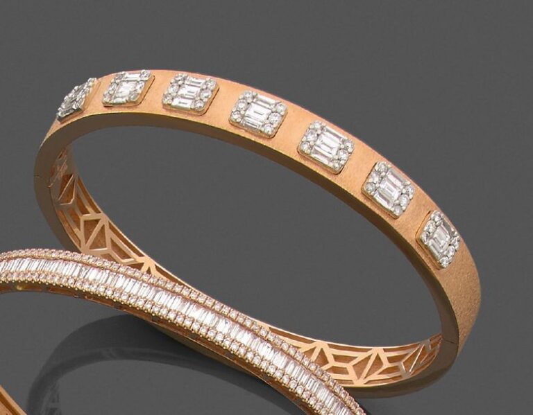 BRACELET «jonc plat» en or rose satiné (750 millièmes), serti de sept pavages de diamants taille baguette et brillan
