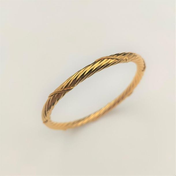 •BRACELET jonc rigide en or jaune (750‰) à godrons torses, rehaussé d'un fil torsad