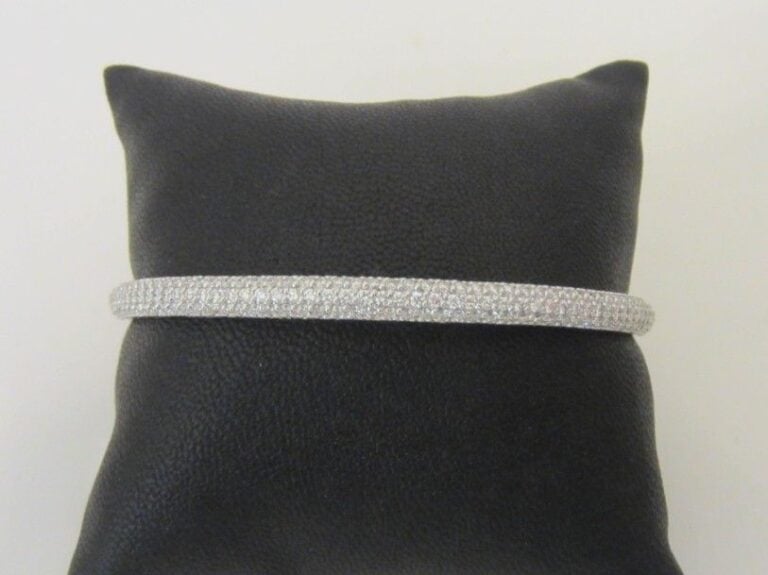 BRACELET jonc rigide ouvrant en or gris (750 millièmes) partiellement pavé de diamants taille brillan