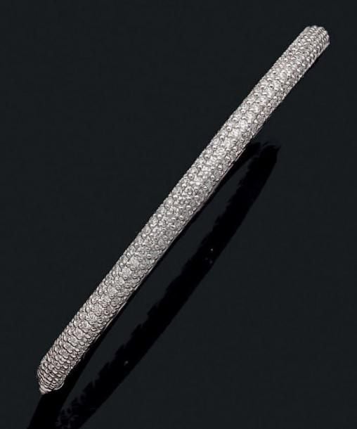 BRACELET jonc rigide ouvrant en or gris (750 millièmes) partiellement pavé de diamants taille brillan