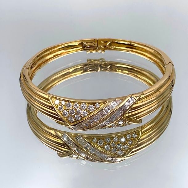 BRACELET jonc rigide ouvrant en or jaune (750 millièmes) godronné, pavé de diamants taille brillant et deux alignements de diamants carrés calibré