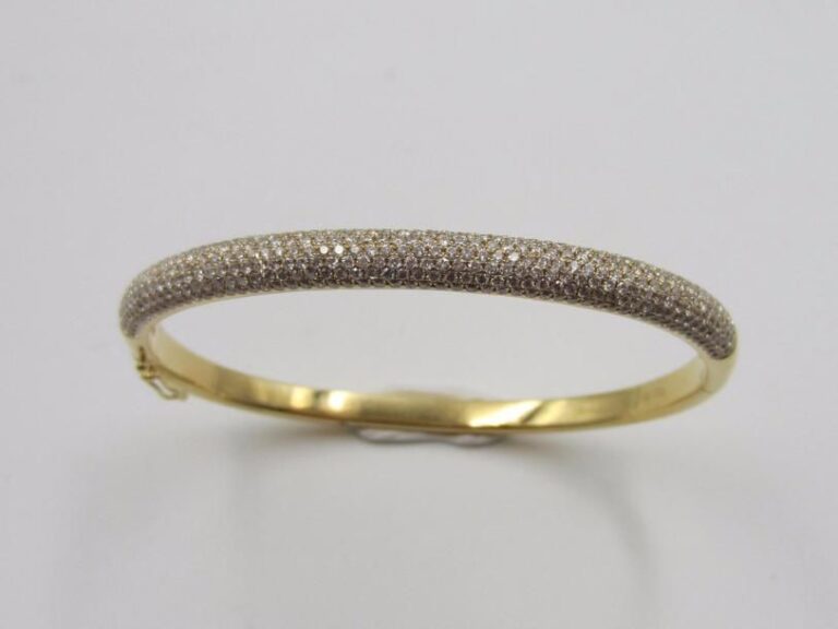 BRACELET jonc rigide ouvrant en or jaune (750 millièmes) partiellement pavé de diamants taille brillan