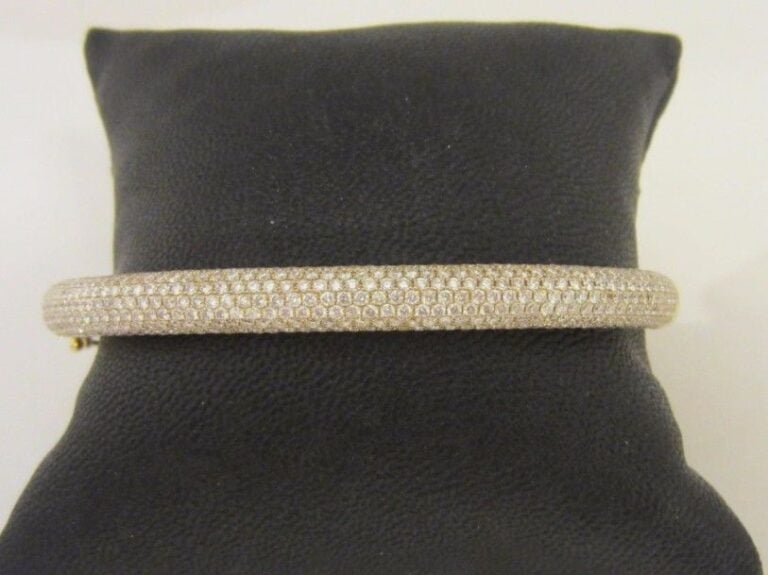BRACELET jonc rigide ouvrant en or jaune (750 millièmes) partiellement pavé de diamants taille brillan