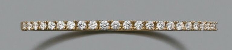 BRACELET jonc rigide ouvrant en or jaune (750 millièmes) serti d'un alignement de 24 diamants taille brillan