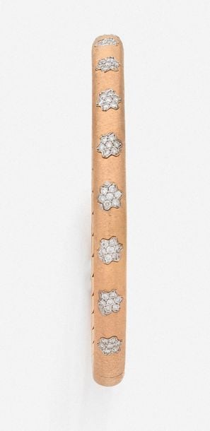 BRACELET «jonc» rigide ouvrant en or rose (750 millièmes) finement ciselé, serti de diamants taille brillant à motifs de fleurette