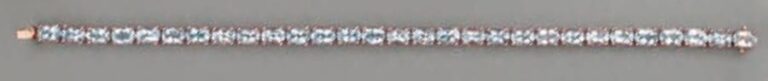 BRACELET « ligne » articulé en or rose 9 carats, serti d'un alignement d'aigues-marine de forme oval