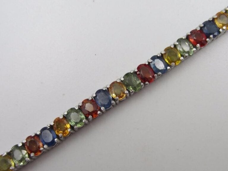 BRACELET « ligne » en argent (925 millièmes) serti de saphirs multicolores alternés de forme oval
