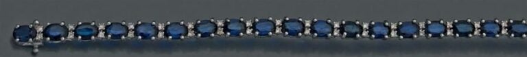 BRACELET ligne en or gris (750 millièmes) serti d'un alignement de 27 saphirs de forme ovale alternés de diamants taille brillan