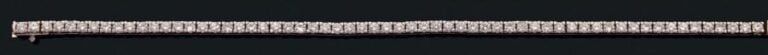 BRACELET ligne en or gris (750 millièmes) serti d'un alignement de 61 diamants taille brillan