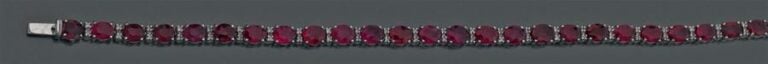 BRACELET ligne en or gris (750 millièmes) serti de 28 rubis de forme ovale alternés de diamants taille brillan