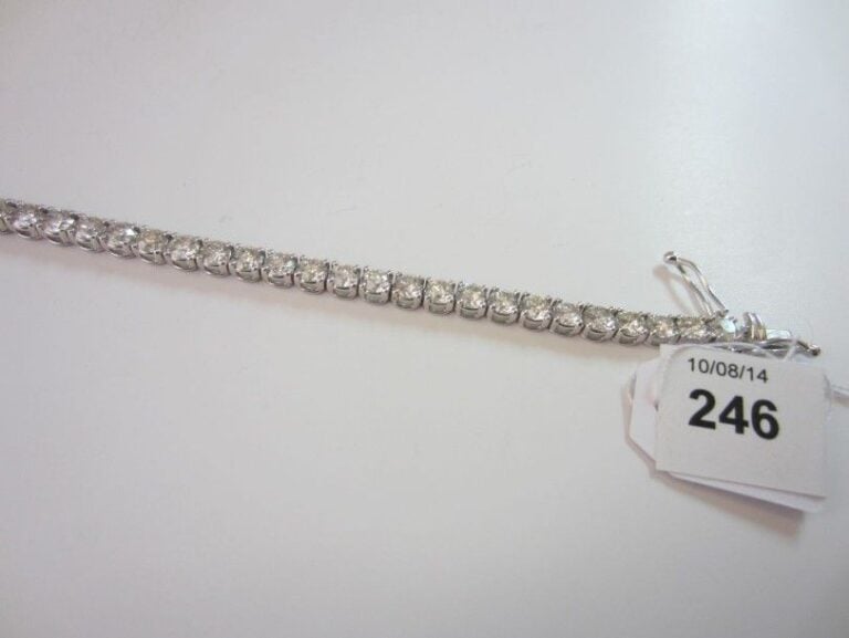 BRACELET ligne en or gris (750 millièmes) serti de 44 diamants taille brillan