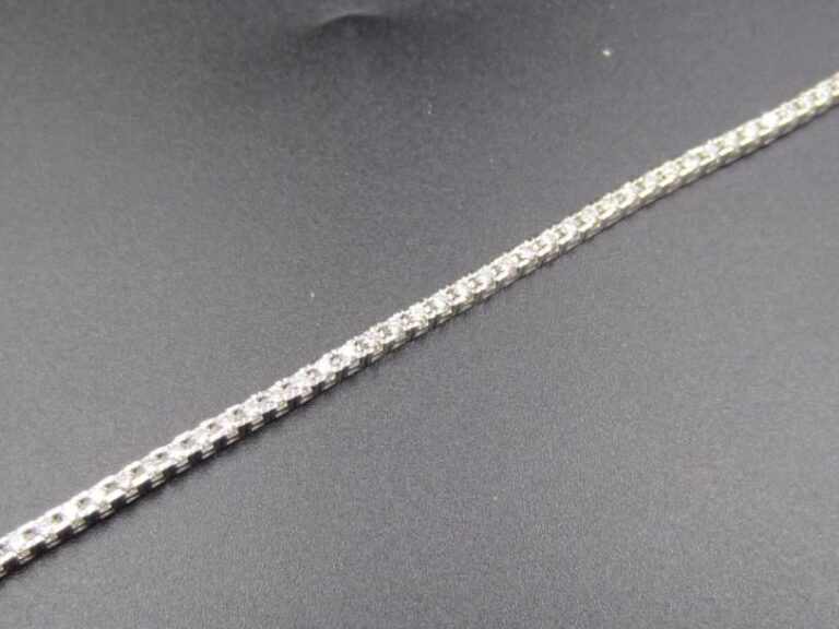 BRACELET ligne en or gris (750 millièmes) serti de 77 diamants taille brillan