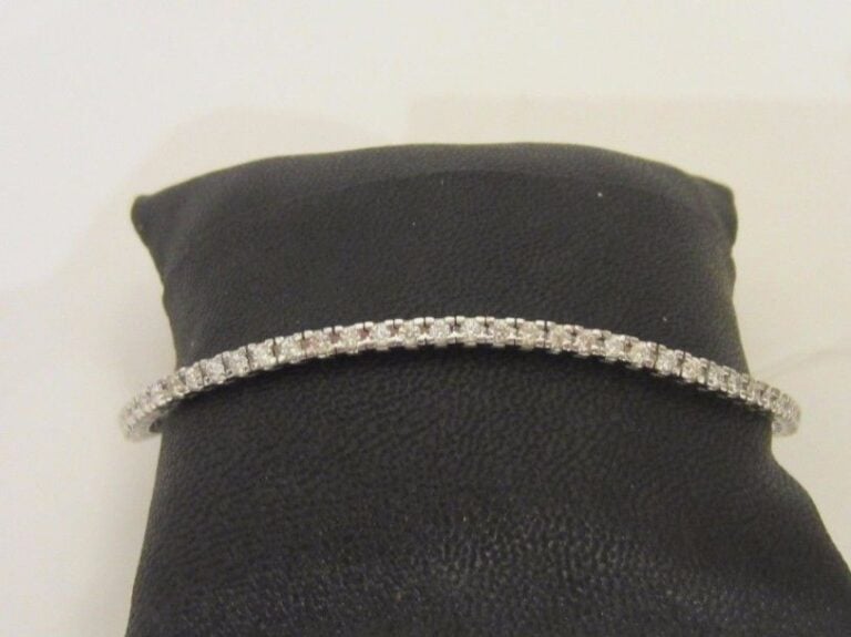 BRACELET ligne en or gris (750 millièmes) serti de 77 diamants taille brillan