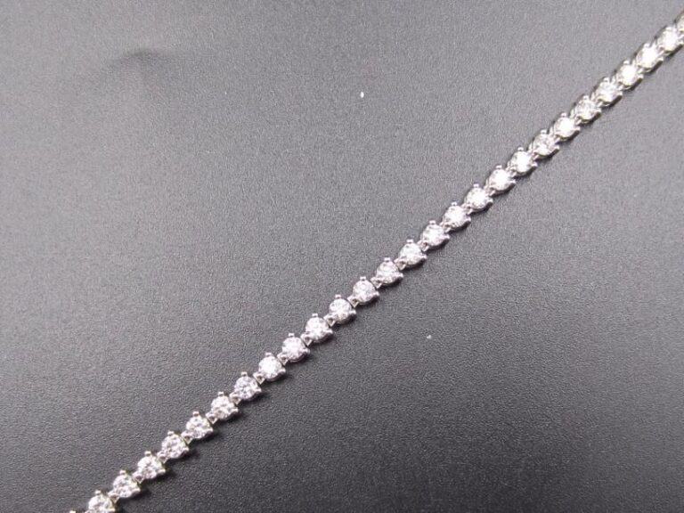 BRACELET ligne en or gris (750 millièmes) serti d’un alignement de 61 diamants taille brillan