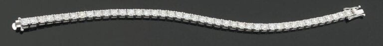 BRACELET « ligne » en or gris articulé serti de 43 diamants de taille brillan