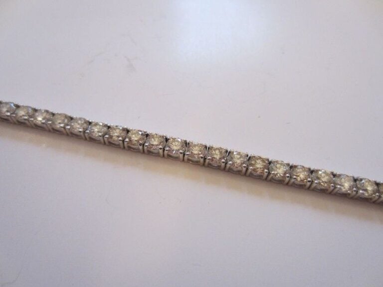 BRACELET ligne en or gris articulé serti de 44 diamants taille brillan