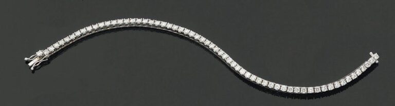 BRACELET ligne en or gris articulé serti de 61 diamants de taille brillan