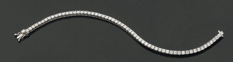 BRACELET ligne en or gris articulé serti de 61 diamants de taille brillan