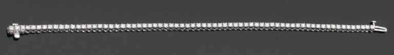 BRACELET « ligne » en or gris articulé serti de diamants taille brillan