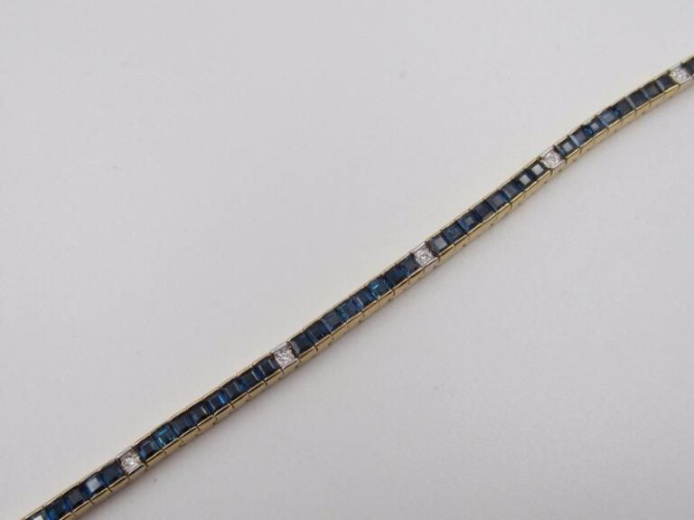 BRACELET « ligne » en or jaune (750 millièmes) serti de saphirs calibrés alternés de neuf diamants taille brillant             Long        : 18,8 cm        Poids brut : 16 g