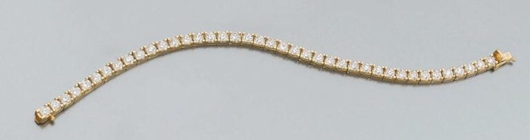 BRACELET « ligne » en or jaune articulé entièrement serti de diamants de taille brillan