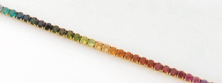 BRACELET ligne en or jaune articulé serti de pierres précieuses de couleur dégradée et de forme rond