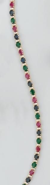 BRACELET ligne en or jaune serti d'émeraudes, de rubis et de saphirs de forme ovale, alternés de deux petits diamants taille brillan