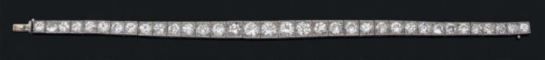 BRACELET «ligne» en platine (900 millièmes) ciselé et or gris (750 millièmes) serti de 35 diamants taille ancienne, en chut