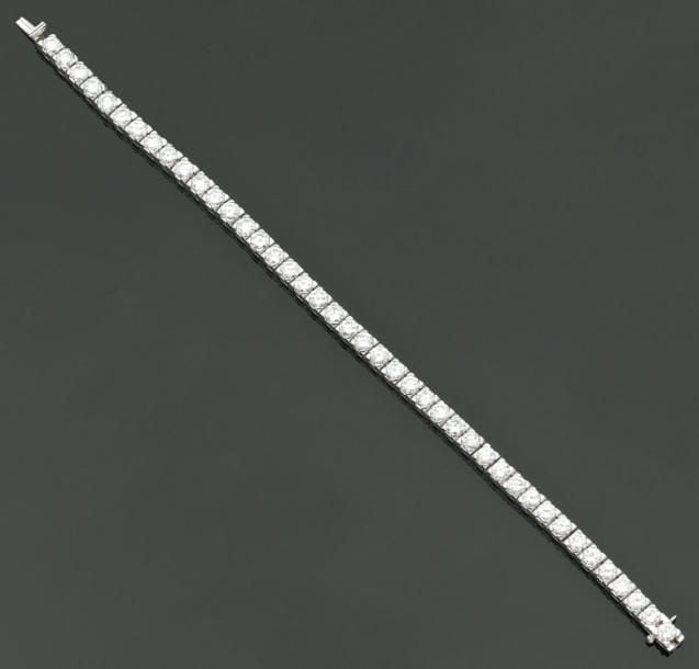 BRACELET «ligne» en platine articulé, serti d'un alignement de 42 diamants taille brillan
