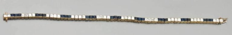BRACELET ligne en platine et or jaune serti de diamants et saphirs calibrés alterné