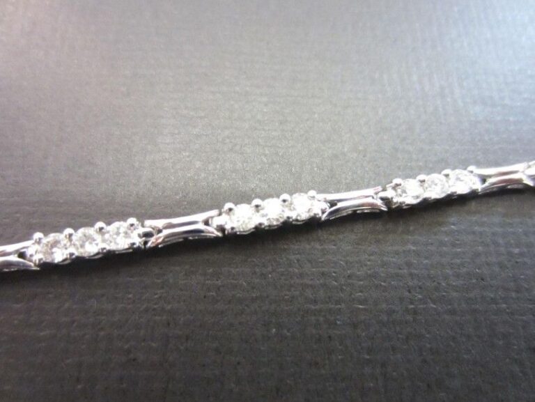 BRACELET ligne souple en or gris (750 millièmes) partiellement serti de diamants taille brillan