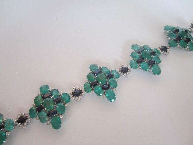 BRACELET «losanges» en or gris (750 millièmes) serti d?émeraudes et saphirs, et diamants taille brillan