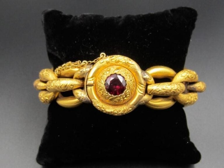 BRACELET MANCHETTE articulé en or jaune (585 millièmes) 14 carats satiné partiellement amati ciselé à motifs de fleurette