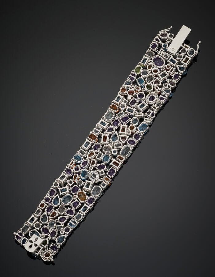 BRACELET manchette en argent (925‰) ajouré, entièrement serti d'améthystes, top…