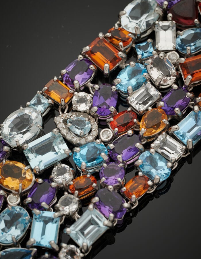 BRACELET manchette en argent (925‰) ajouré, entièrement serti d'améthystes, top…
