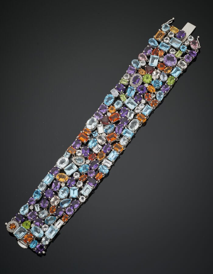 BRACELET manchette en argent (925‰) ajouré, entièrement serti d'améthystes, top…
