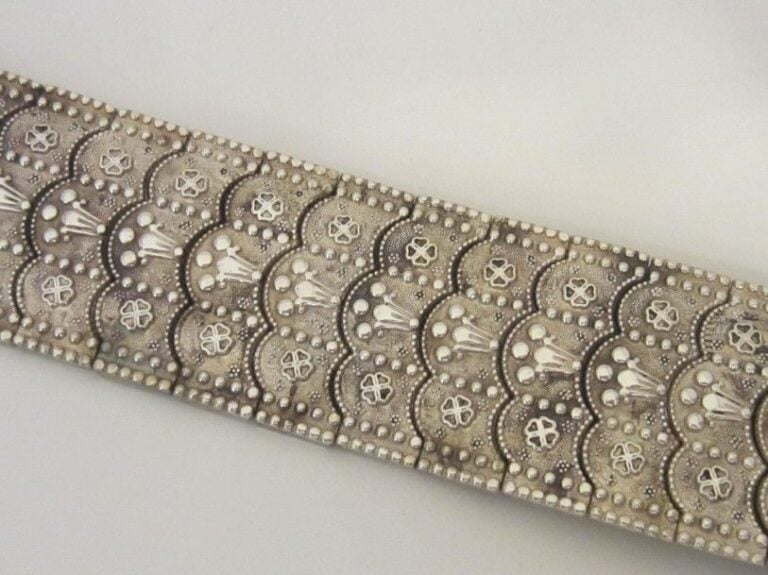 BRACELET MANCHETTE en cuir garni d'argent (900 millièmes) finement boulé et ciselé à motifs de fleurette