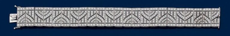 BRACELET MANCHETTE en or gris (750 millièmes) ajouré de motifs géométriques entièrement pavé de diamants taille brillan