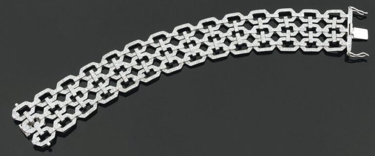 BRACELET « manchette » en or gris articulé et ajouré, à motifs hexagonaux reliés par des barrettes, entièrement serti de diamants de taille brillan