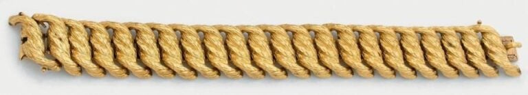 BRACELET manchette en or jaune (750 millièmes) à maillons torsadés et ciselé