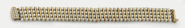 BRACELET MANCHETTE en or jaune (750 millièmes) composé de quatre rangs de perles de culture blanches alternées de barrettes en o