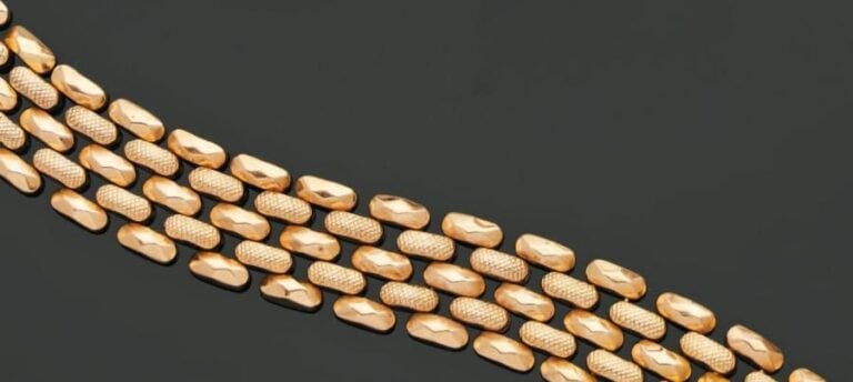 BRACELET manchette en or jaune articulé et guilloché et facett