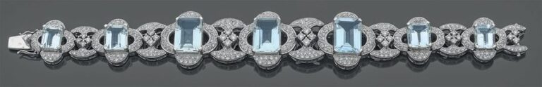 BRACELET MANCHETTE «géométrique» en or gris (750 millièmes) ajouré, pavé de diamants taille brillant et sept importantes aiguesmarines rectangulaires taillées à degrés, en chut