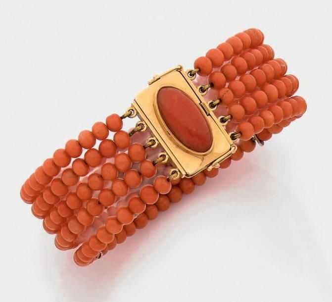 BRACELET MANCHETTE rigide ouvrant composé de cinq rangs de perles de corai