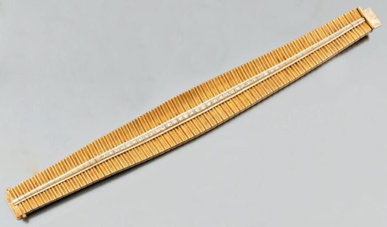 BRACELET manchette souple en or jaune et or gris godronnés sertis au centre d'un alignement de diamants taille brillan